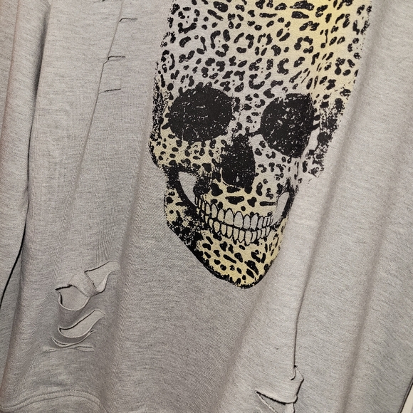 Large distressed skull sweater - Picture 4 of 4